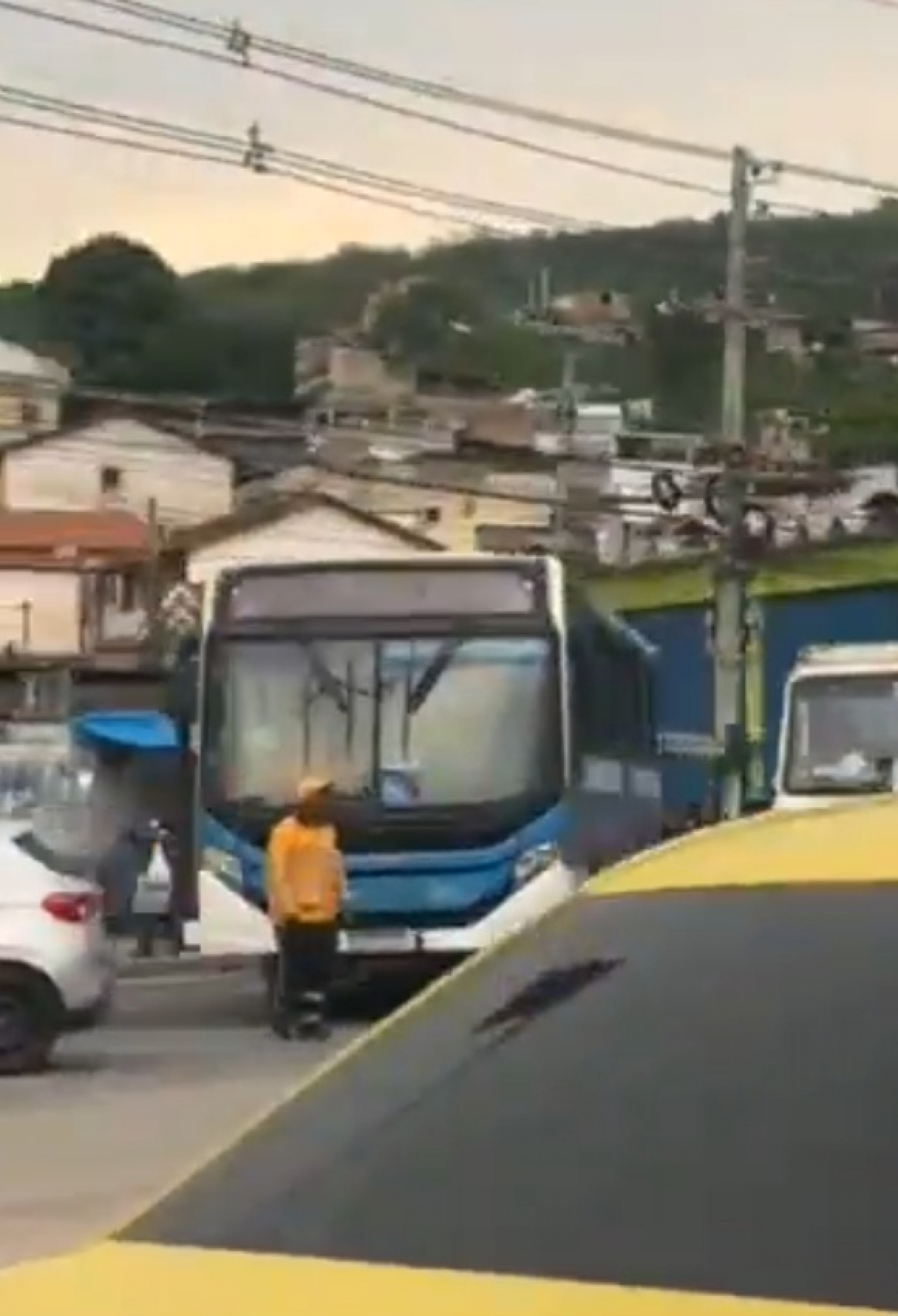 Criminosos sequestraram ao menos nove ônibus na região de Madureira, nesta terça (27) - Reprodução/redes sociais