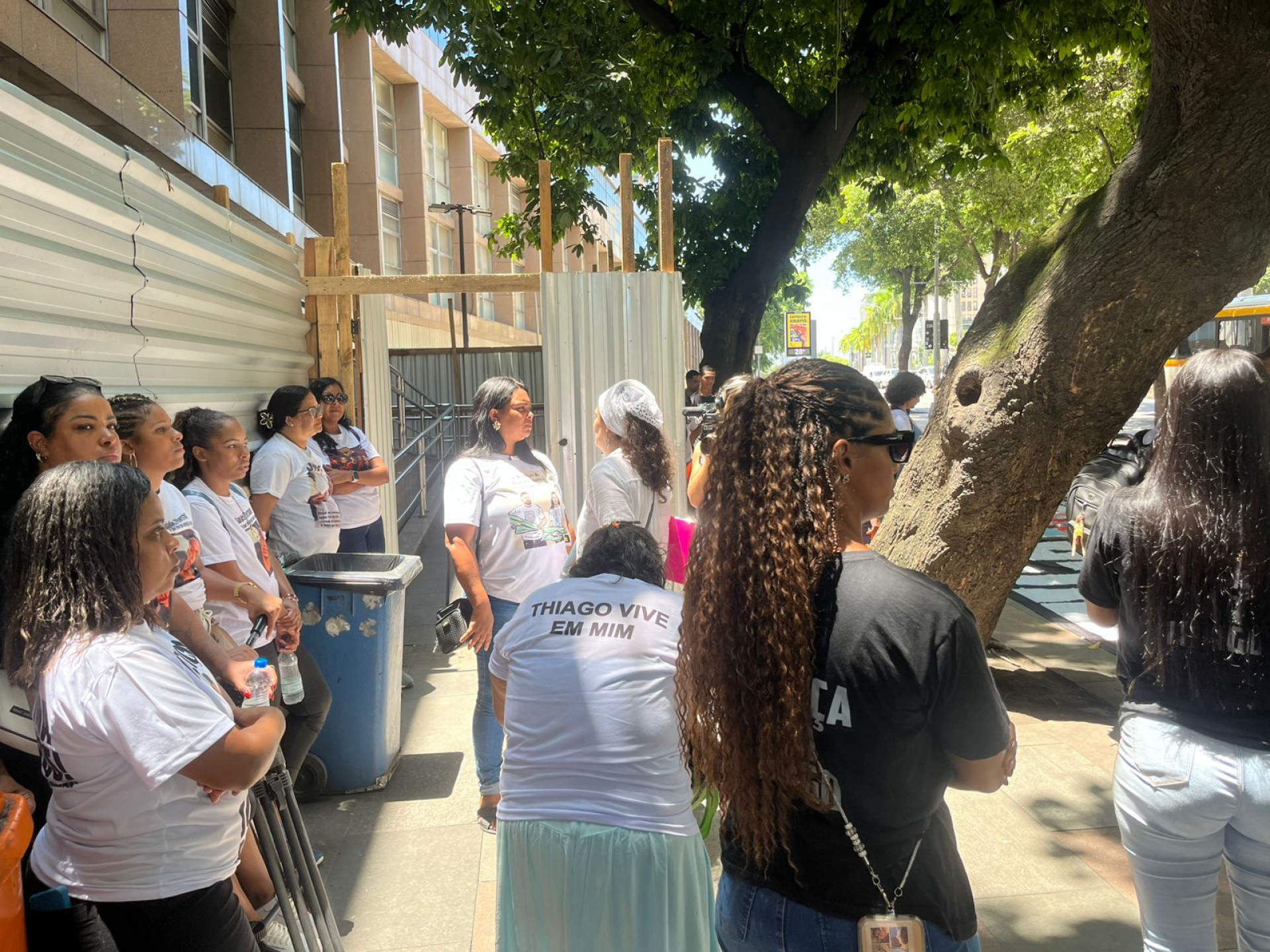 Familiares e amigos realizam ato pedindo justiça sobre o caso Thiago Flausino - Fred Vidal / Agência O Dia