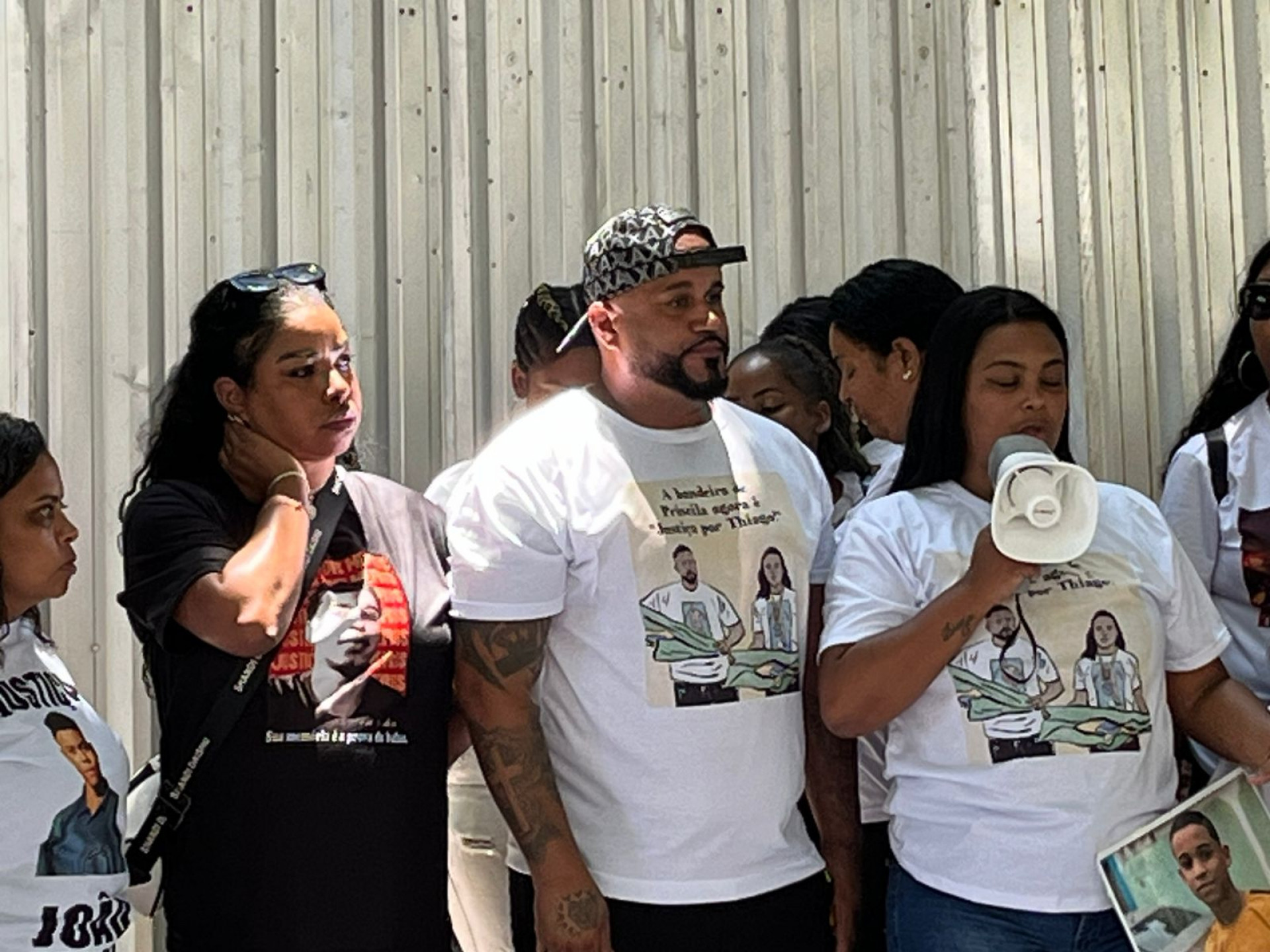 Priscila Menezes (com megafone) participou de ato no TJRJ com o pai de Thiago - Fred Vidal / Agência O Dia