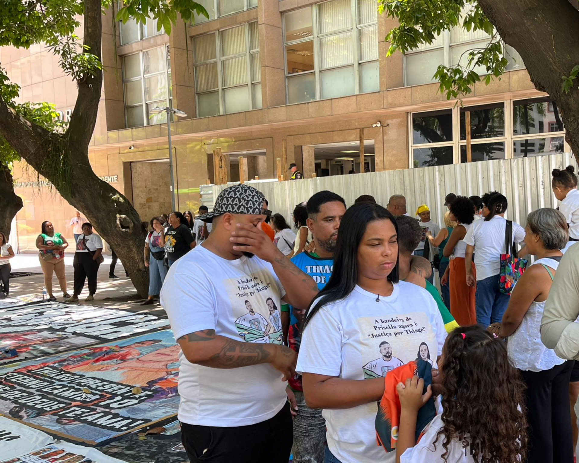 Diogo Flausino e Priscila Menezes, pais de Thiago, participam de ato no TJRJ - Fred Vidal / Agência O Dia