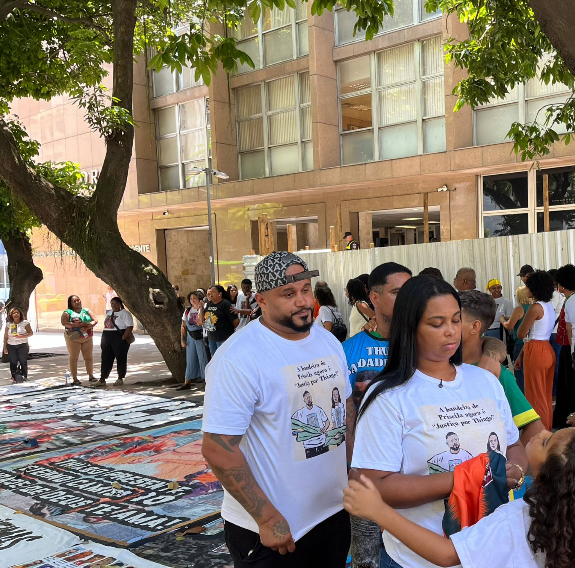 Diogo Flausino e Priscila Menezes, pais de Thiago, participam de ato no TJRJ - Fred Vidal / Agência O Dia