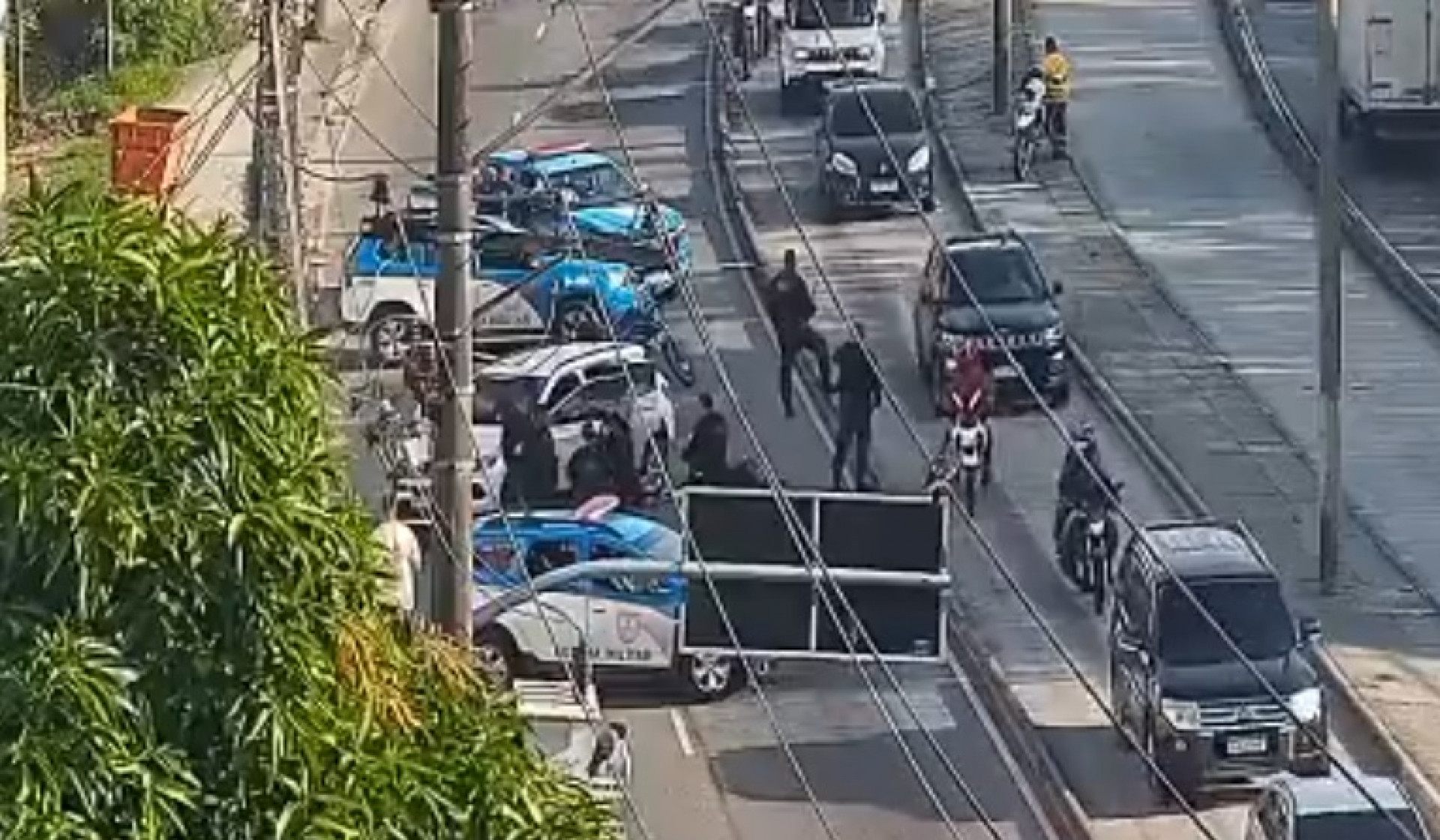 Tiroteio fechou duas faixas da Rua C&acirc;ndido Ben&iacute;cio, sentido Taquara, na altura da Rua Godofredo Viana