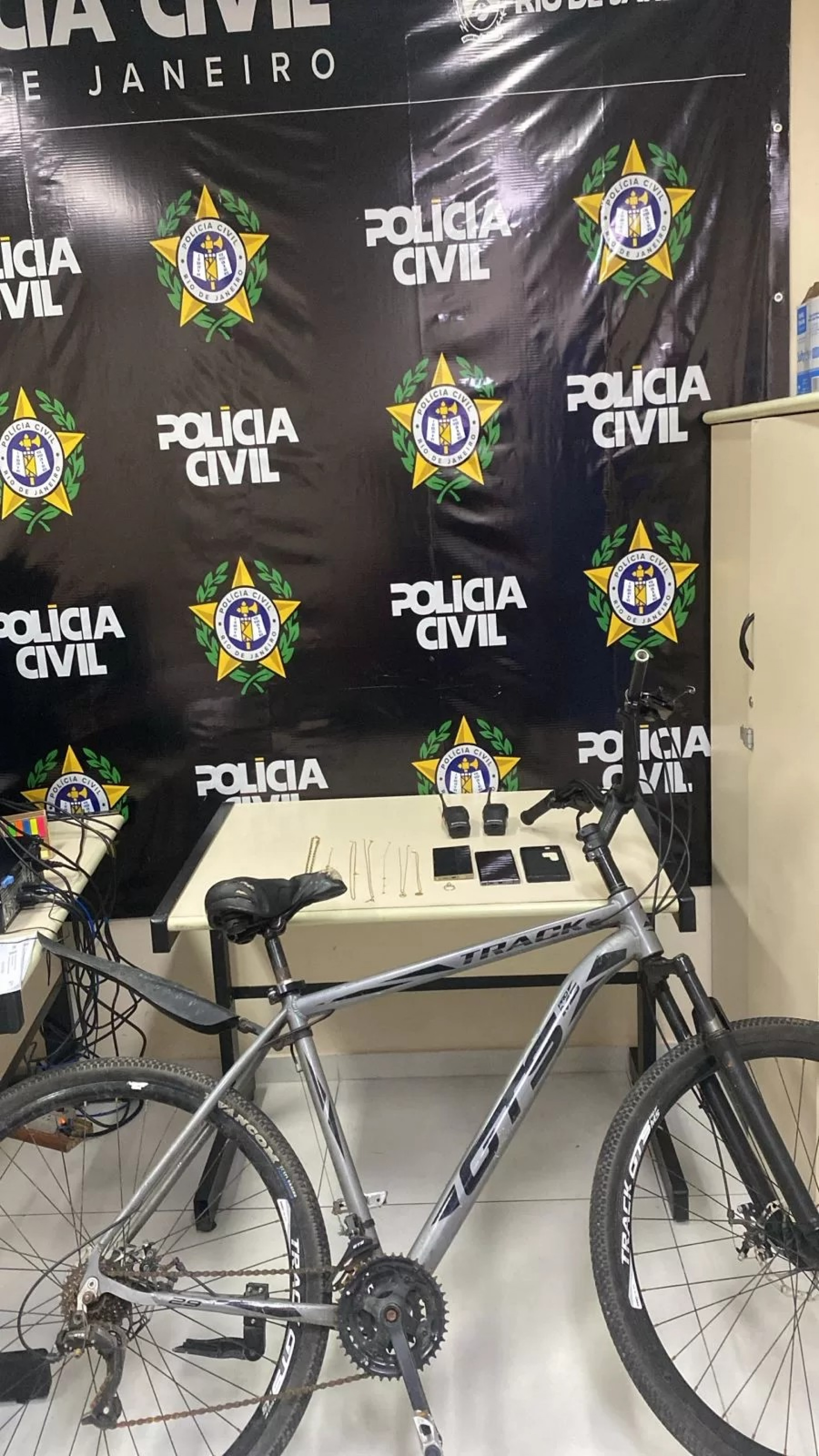 Bicicleta utilizada na prática criminosa  - Reprodução/PM
