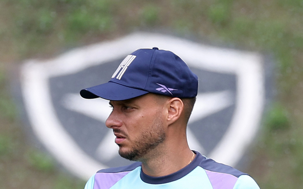 Mart&iacute;n Anselmi comanda treino do Botafogo