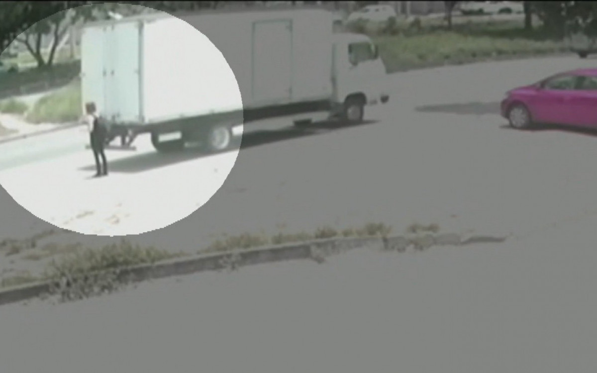Câmera de segurança flagra momento em que a mulher é atingida 