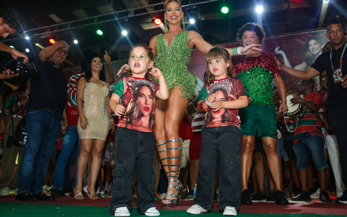  Virginia com as filhas durante ensaio da Grande Rio