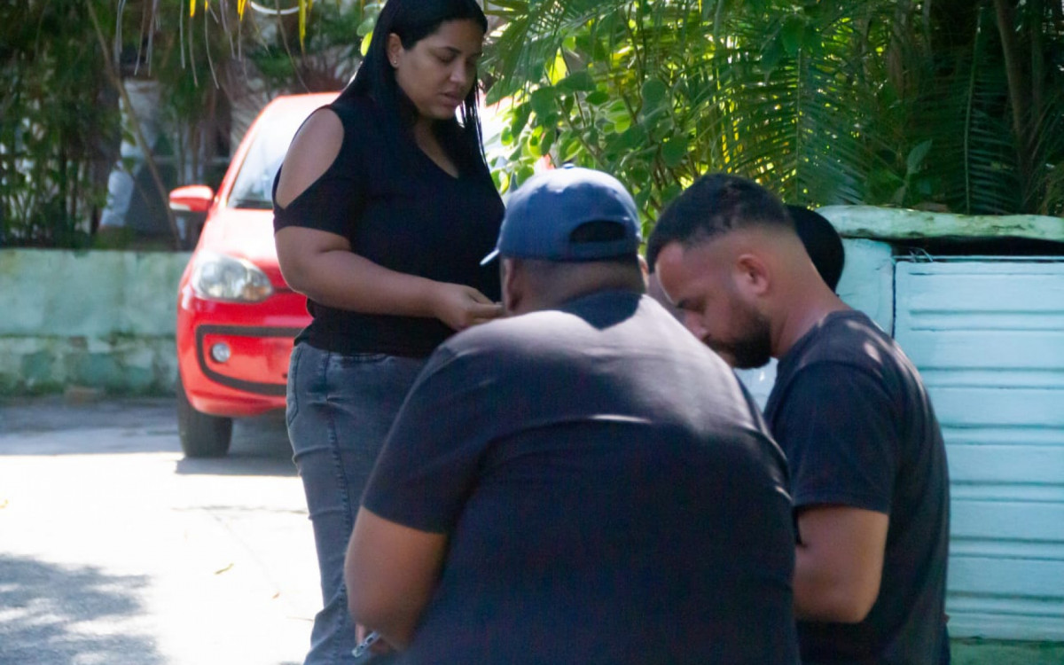 Familiares de Bruno estiveram no IML para realizar a liberação do corpo - Érica Martin/Agência O DIA