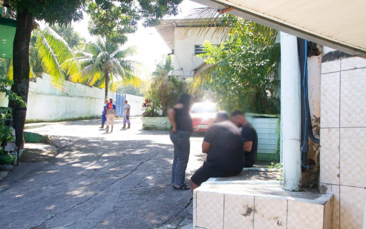 Familiares de Bruno estiveram no IML para realizar a liberação do corpo - Érica Martin/Agência O DIA