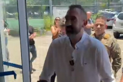 Vídeo: delegado que teve perna amputada após megaoperação retorna ao trabalho