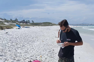 Projeto Rastros do Mar inicia análises sobre microplásticos nas praias de Arraial do Cabo