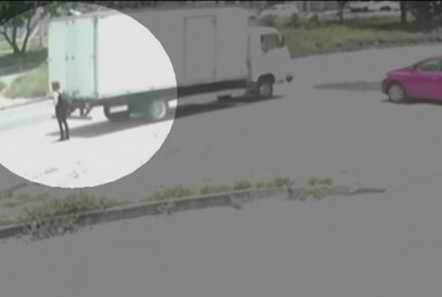 Mulher atropelada por caminhão em São Gonçalo segue internada em estado grave