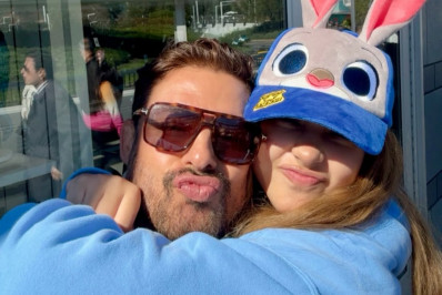 Cauã Reymond publica foto agarradinho com a filha