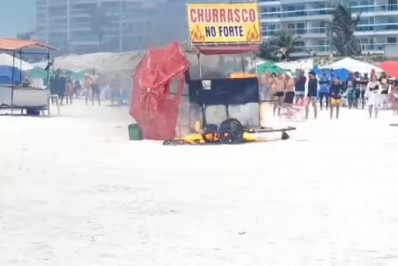 Carrinho de churrasco pega fogo na Praia do Forte, em Cabo Frio