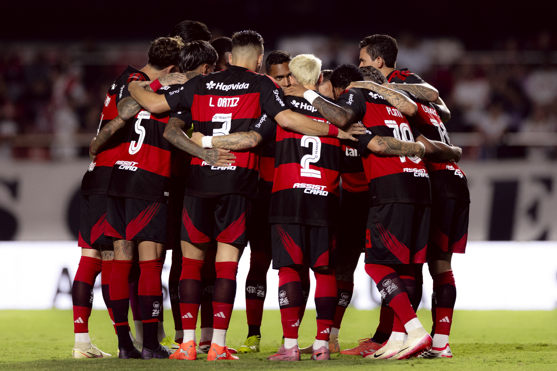 Jogadores do Flamengo reunidos no gramado antes de encarar o São Paulo, no Morumbis - Adriano Fontes / Flamengo