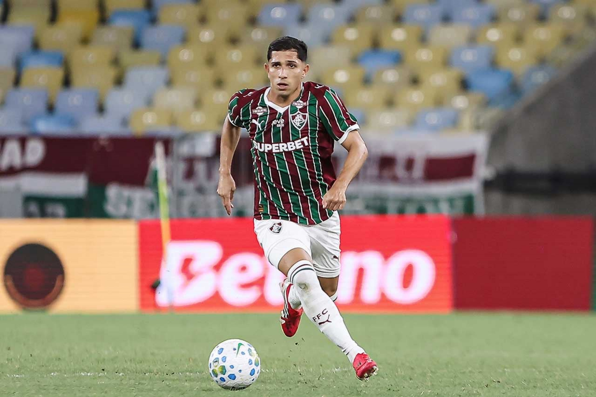 Fluminense estreia com p&eacute; direito e vence o Gr&ecirc;mio no Maracan&atilde;