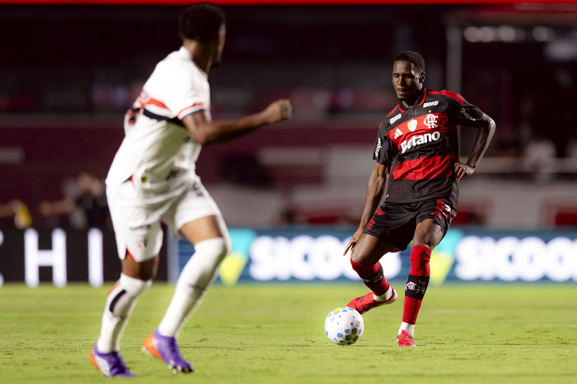 Evertton Ara&uacute;jo em a&ccedil;&atilde;o pelo Flamengo no duelo com o S&atilde;o Paulo, no Morumbis - Adriano Fontes / Flamengo