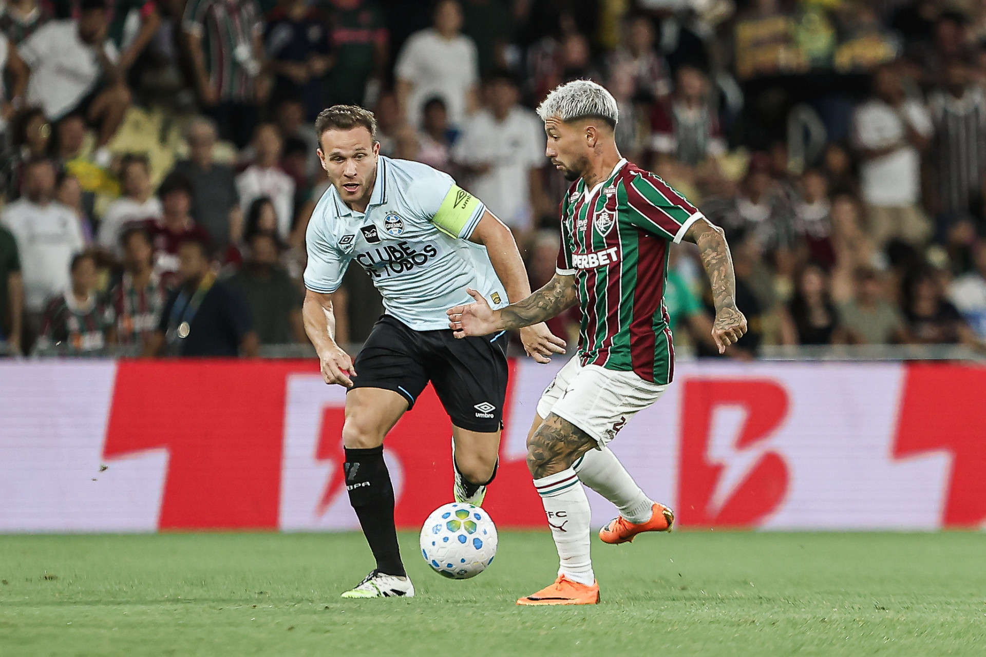 Acosta em ação contra o Grêmio, nesta quarta-feira (28), no Maracanã, pela 1ª rodada do Brasileirão - Lucas Merçon/Fluminense FC