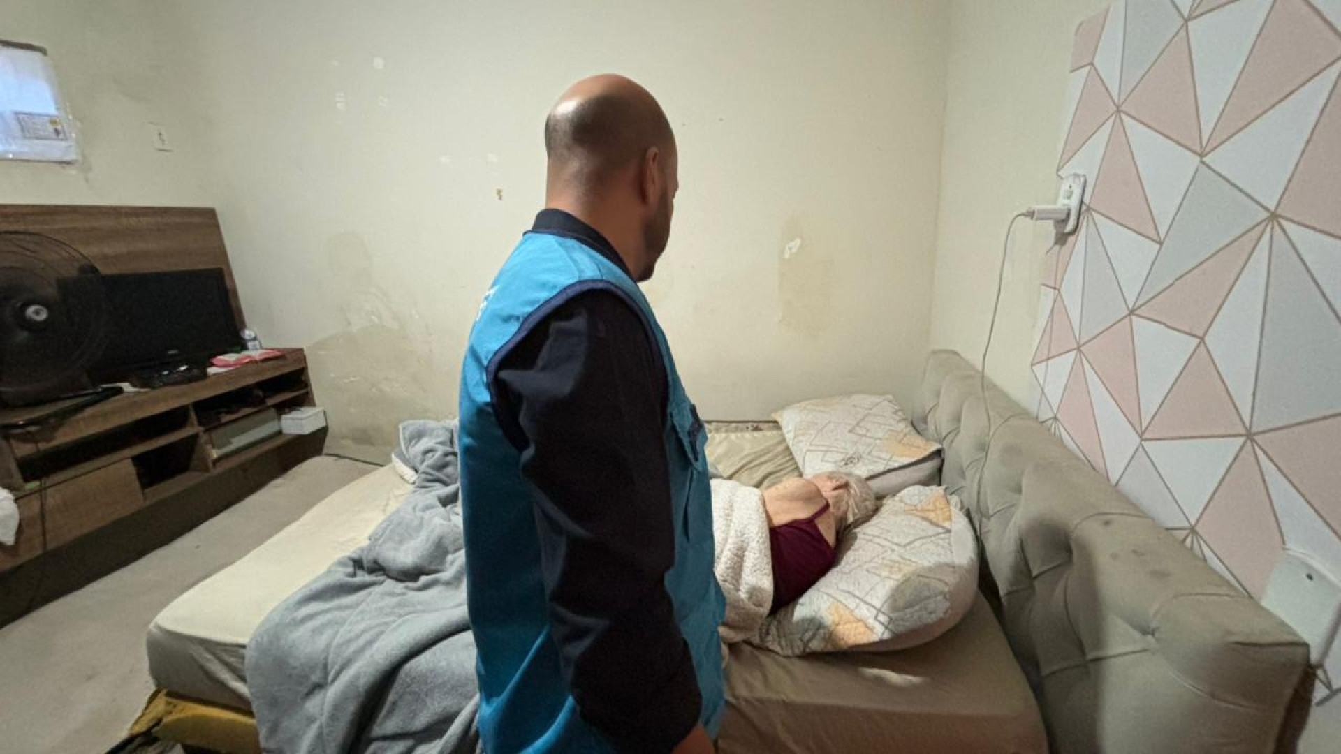 Idosa de 75 anos estava desnutrida, urinada e evacuada - Divulgação / SEMESQV