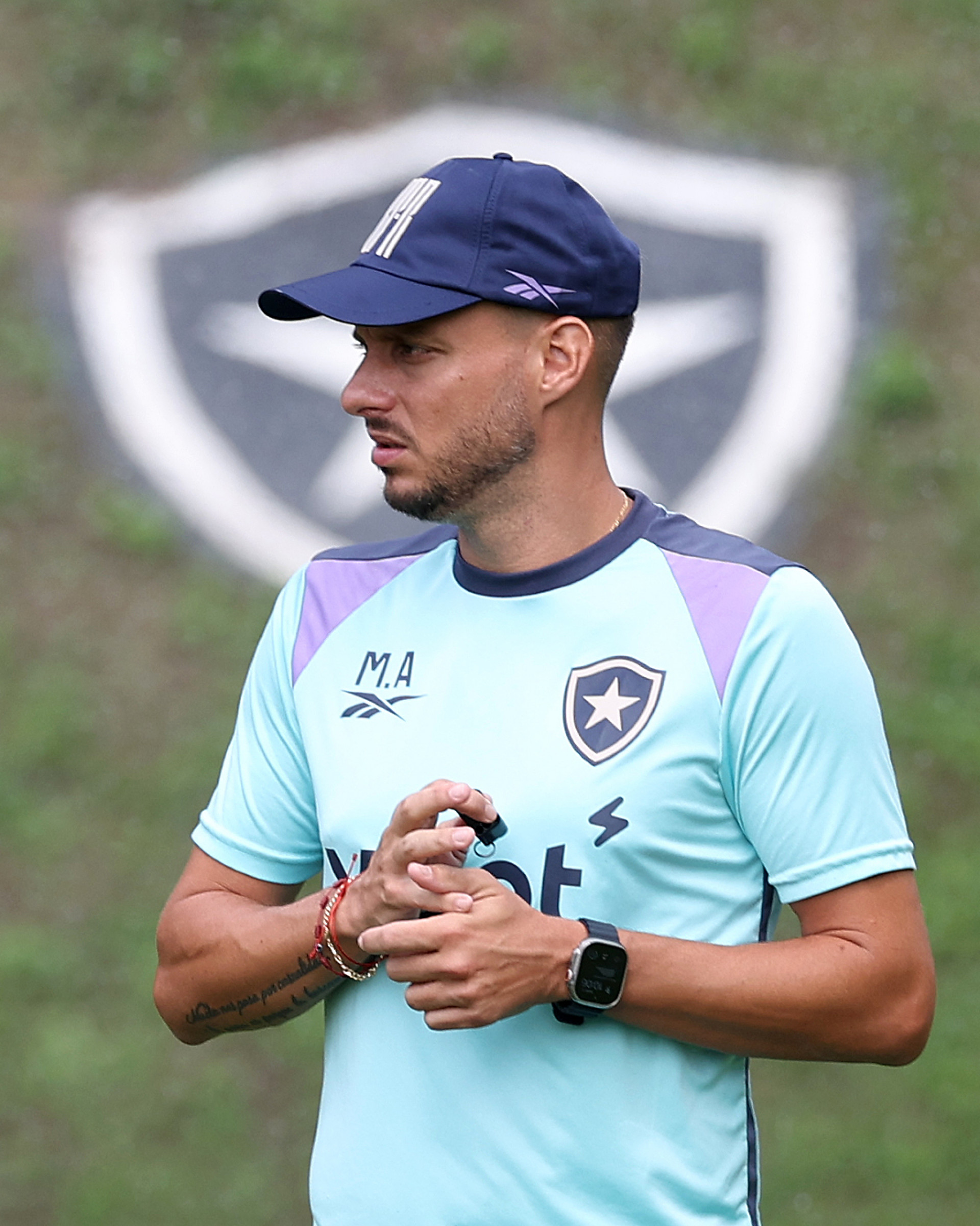 Martín Anselmi comanda treino do Botafogo