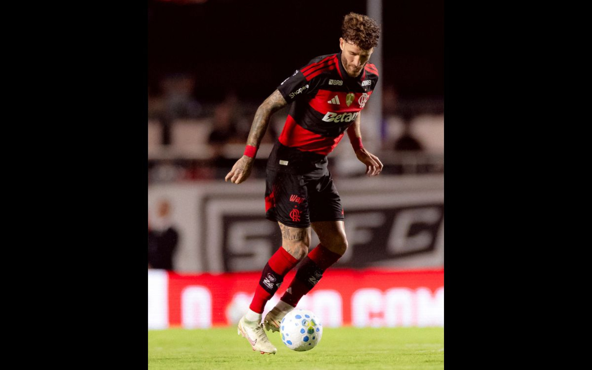 L&eacute;o Pereira em a&ccedil;&atilde;o pelo Flamengo no duelo com o S&atilde;o Paulo, no Morumbis - Adriano Fontes / Flamengo