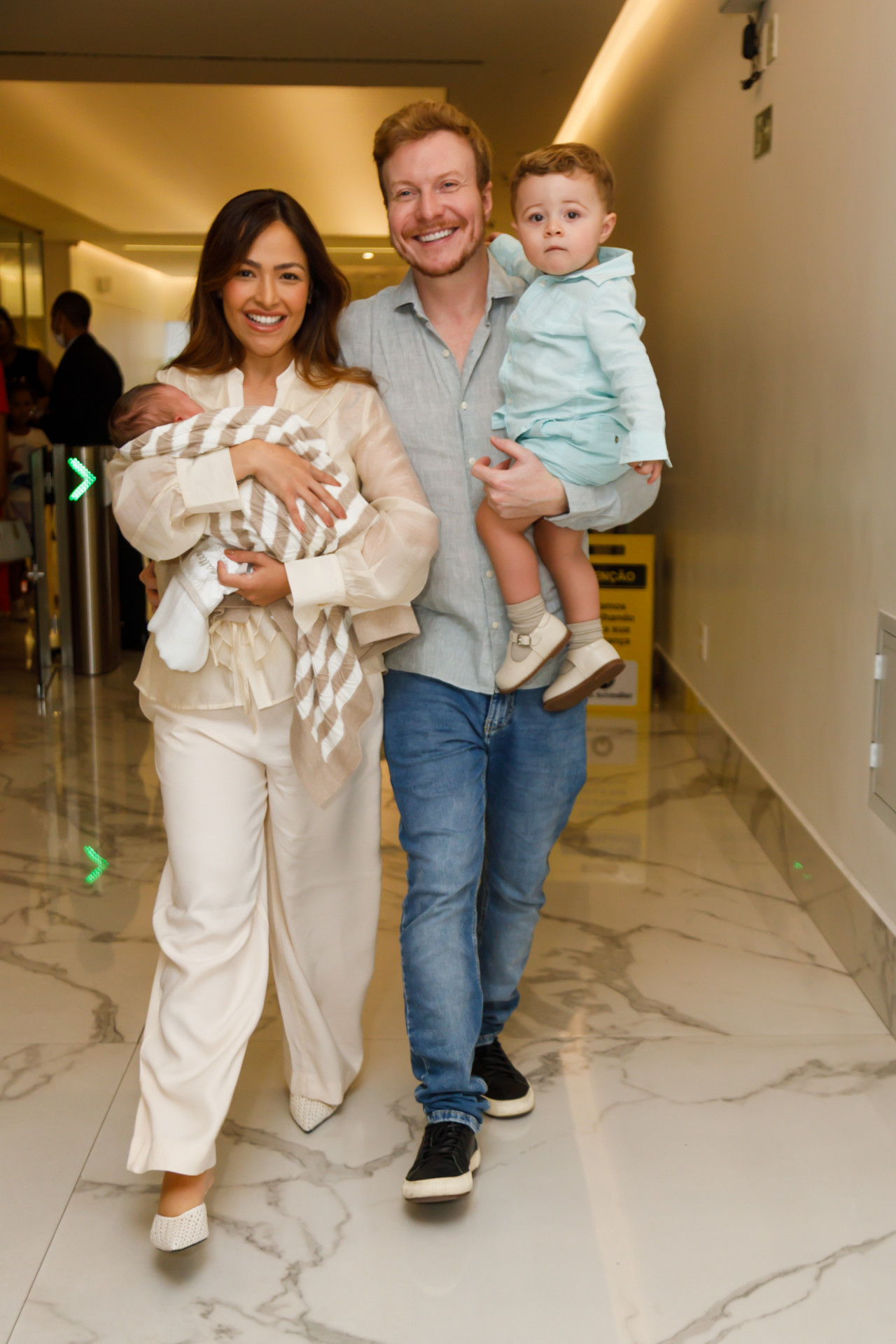 Gabi Luthai e Teo Teló deixam maternidade após nascimento do segundo filho, Matteo - Patrícia Devoraes/Brazil New