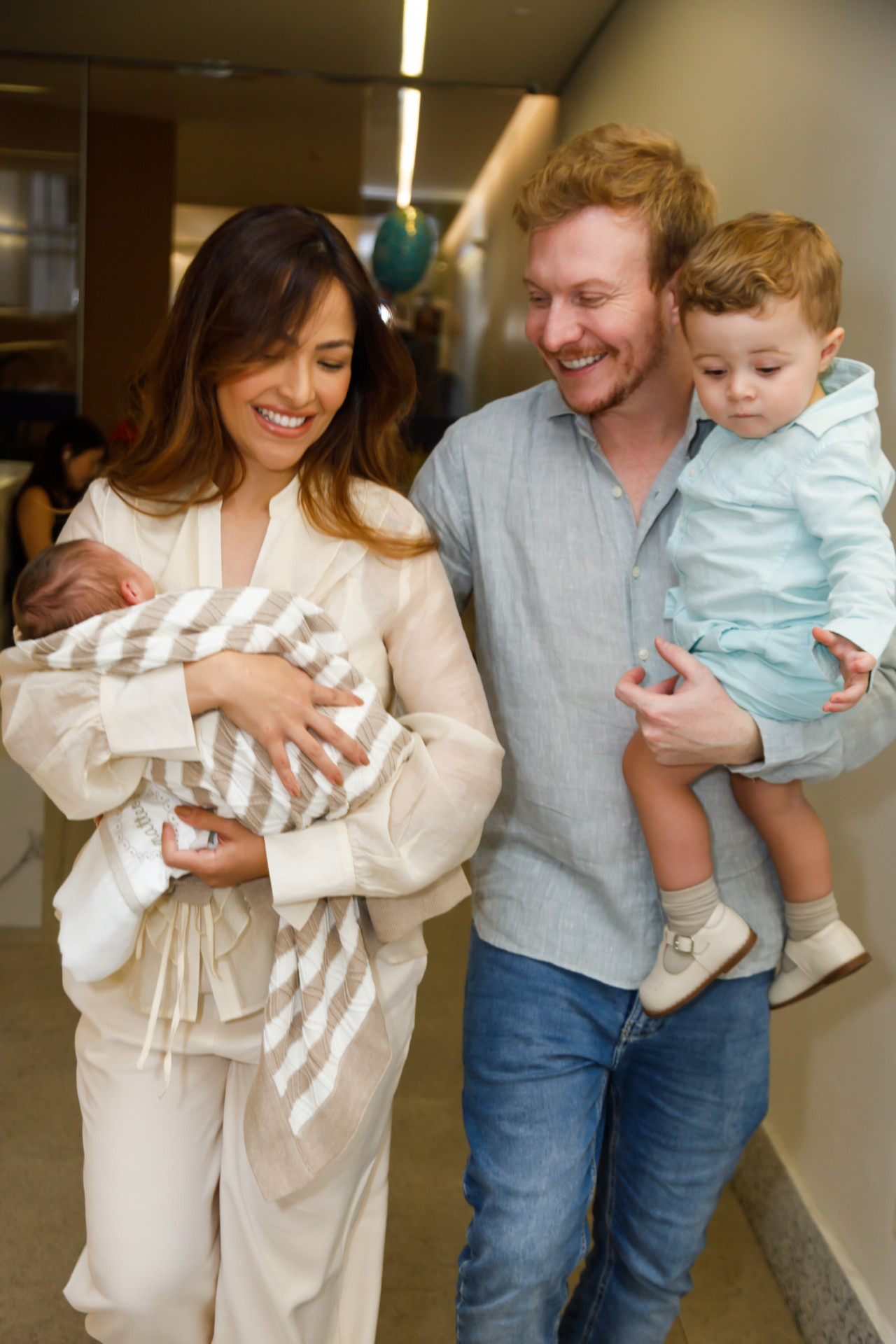 Gabi Luthai e Teo Teló deixam maternidade após nascimento do segundo filho, Matteo - Patrícia Devoraes/Brazil New