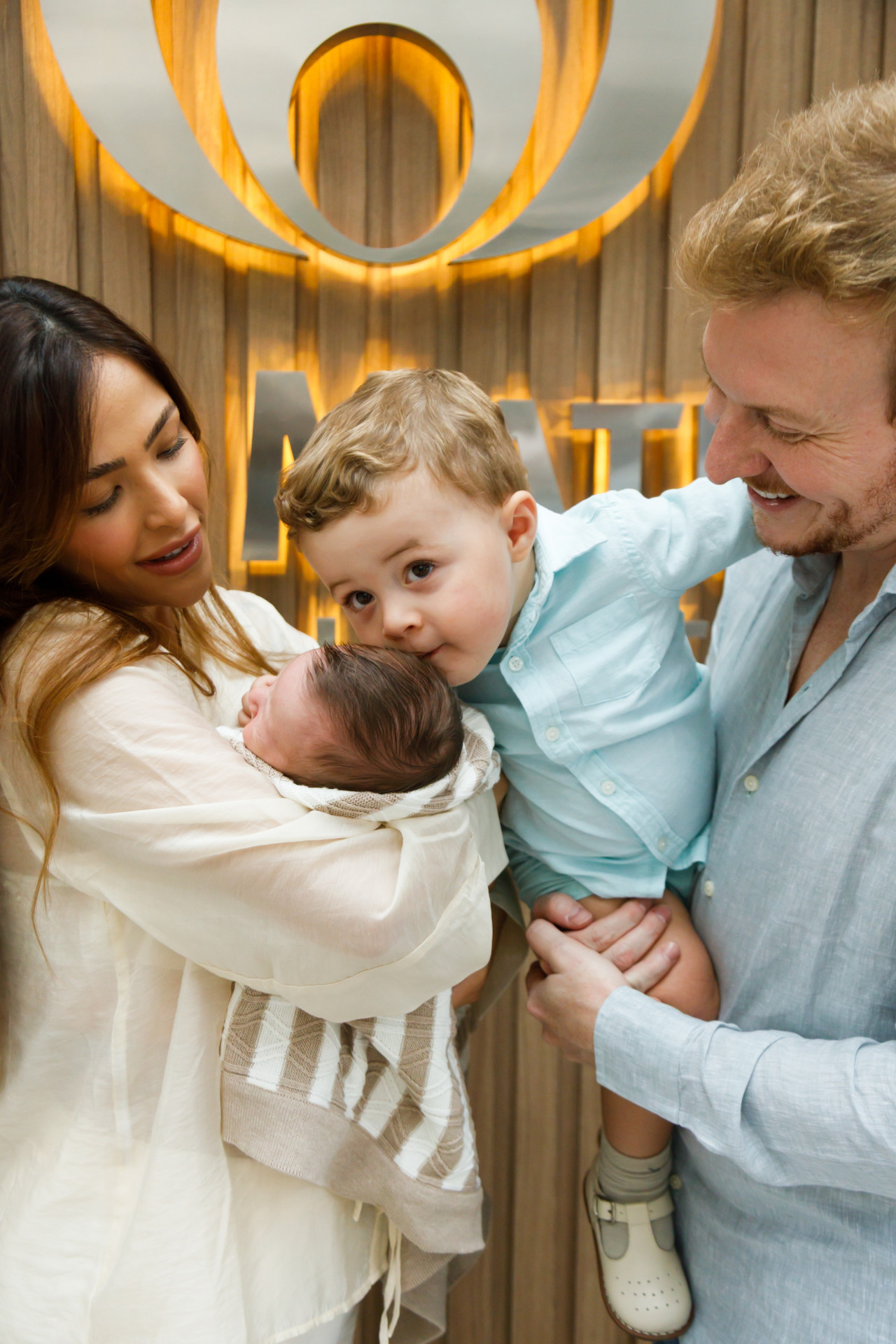 Gabi Luthai e Teo Teló deixam maternidade após nascimento do segundo filho, Matteo - Patrícia Devoraes/Brazil New