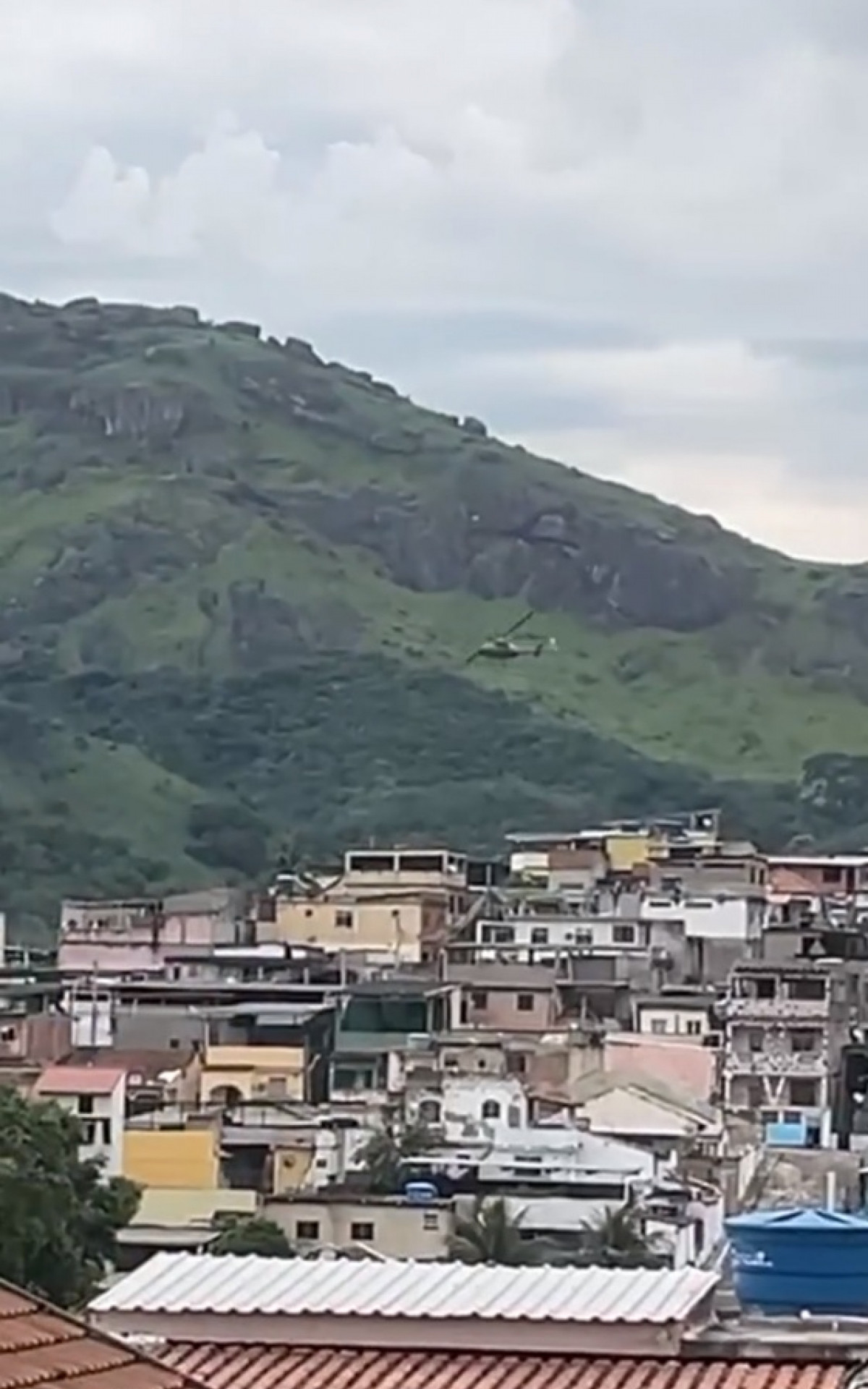 1_helicoptero_da_pm_sobrevoa_o_morro_do_fuba_durante_tiroteio-38000286.jpg