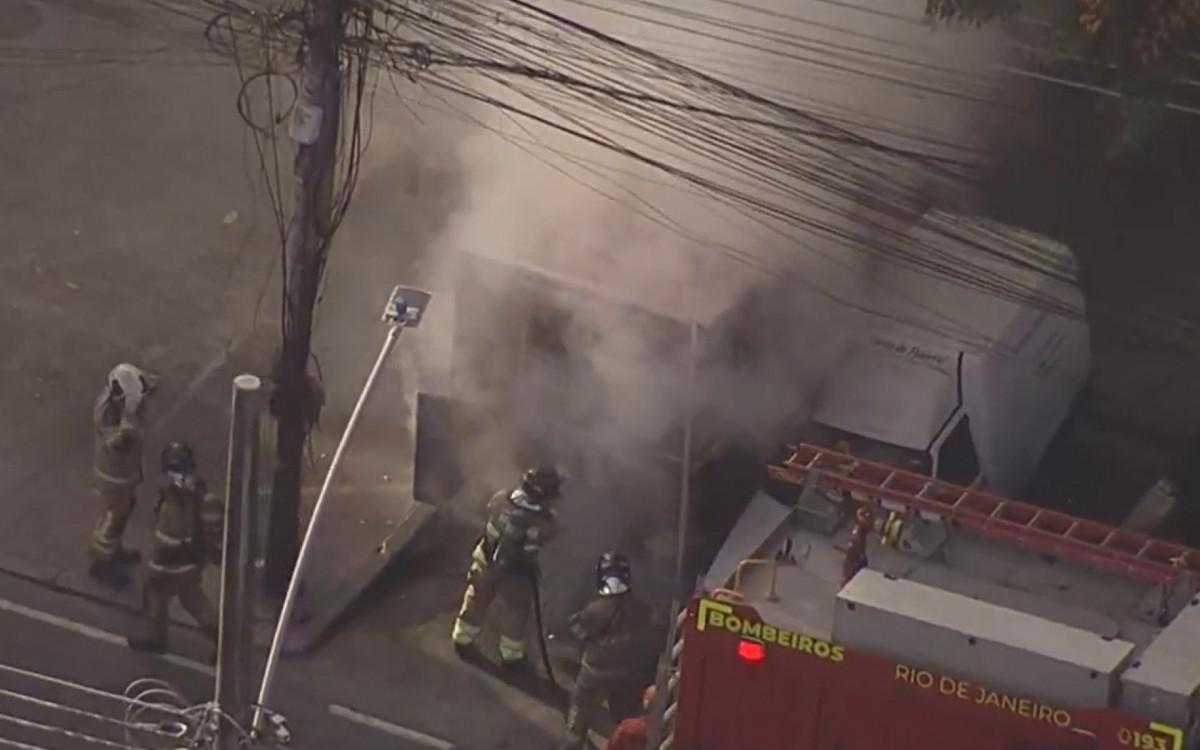 Incêndio interditou uma faixa da Rua Dias da Cruz, no Méier