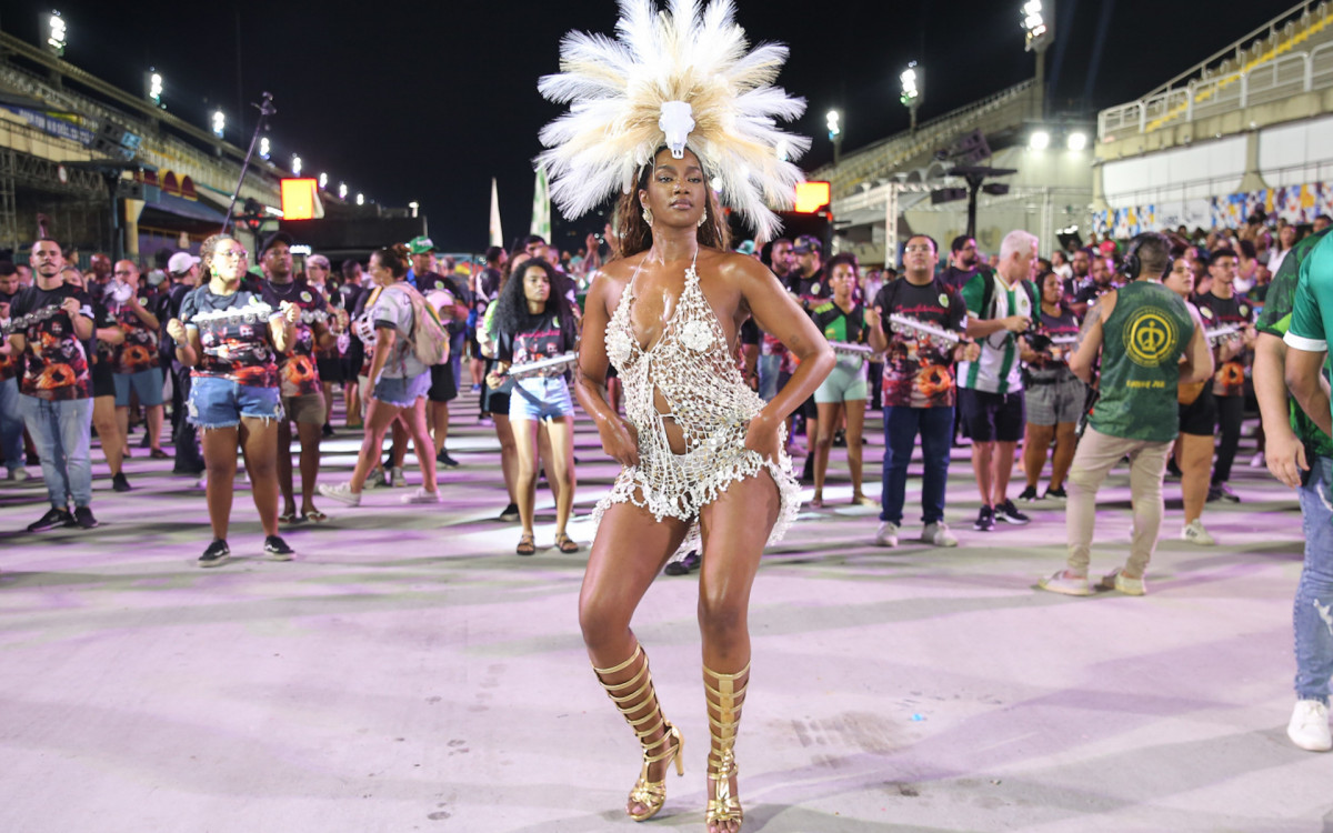 Iza participa do ensaio da Imperatriz Leopoldinense na Sapuca&iacute;