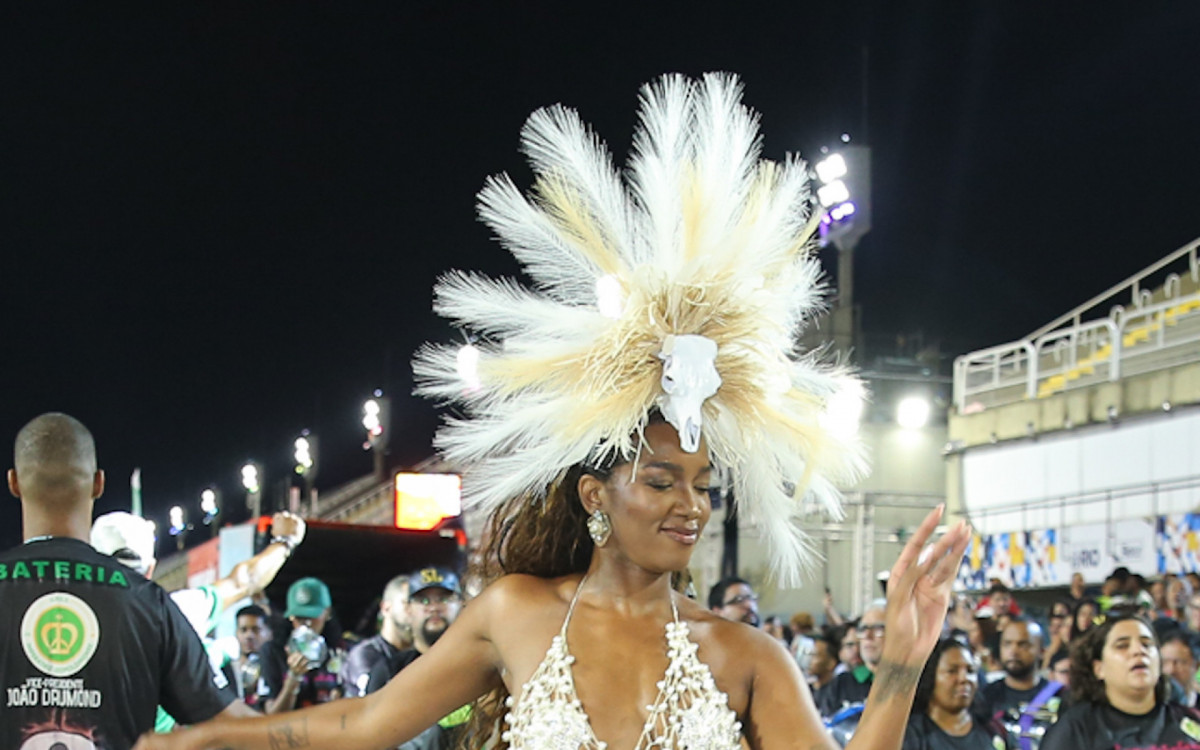 Iza participa do ensaio da Imperatriz Leopoldinense na Sapuca&iacute;