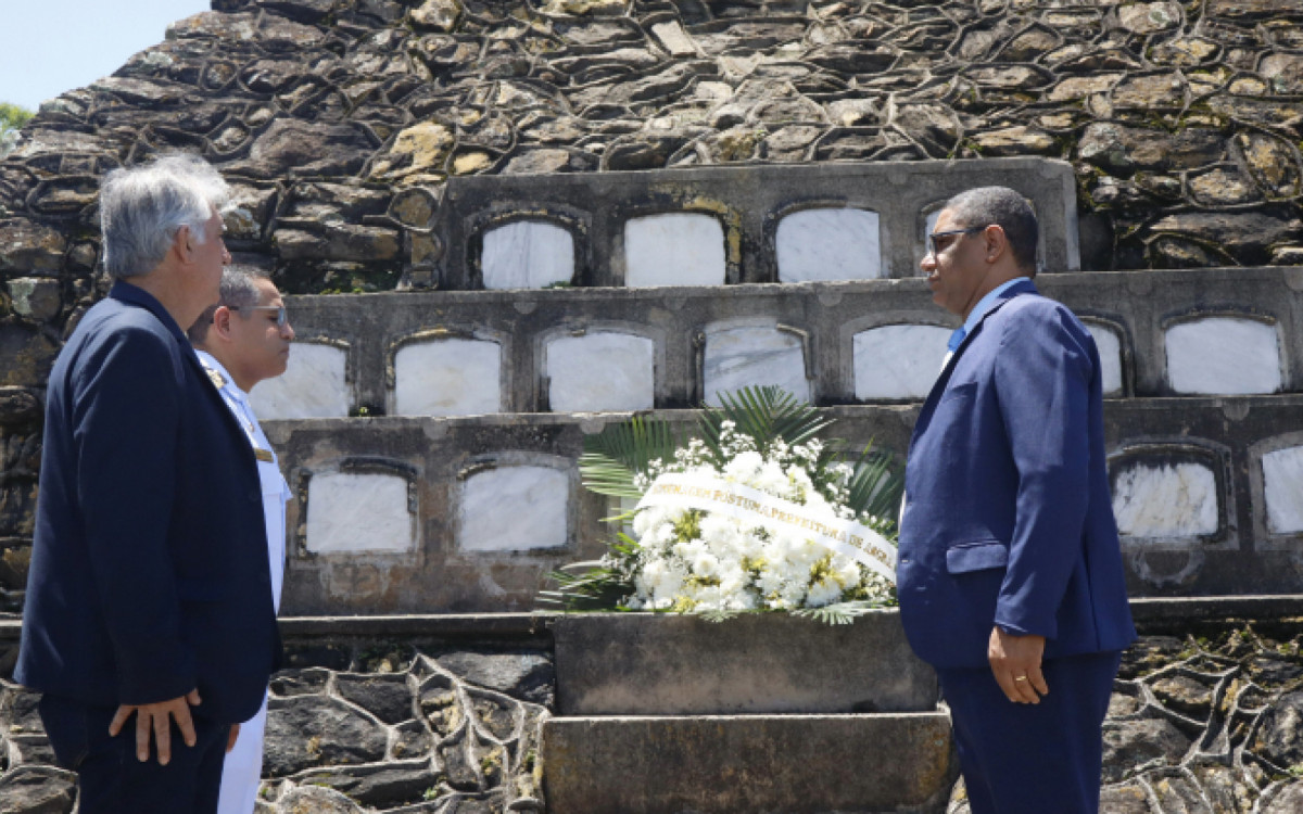 Secretário de Segurança Pública Douglas Barbos (D) na homenagem aos militares mortos