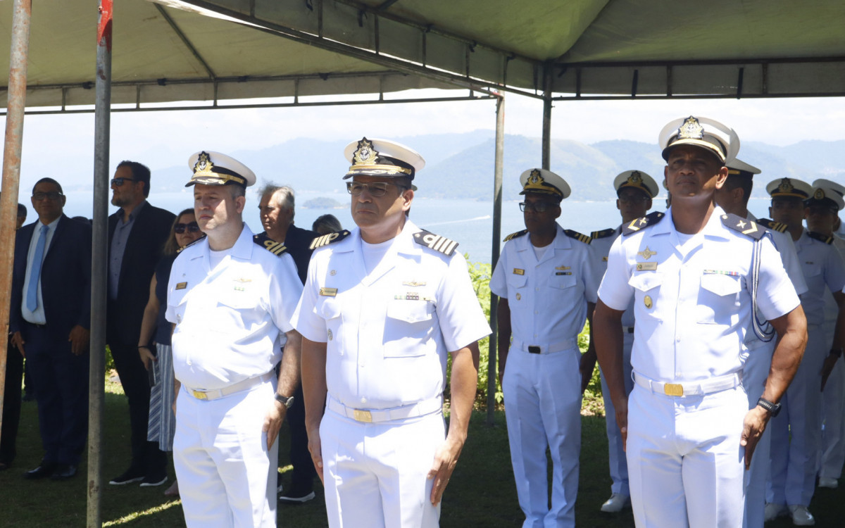 Homenagem militar no monumento da Ponta Leste relembra o naufrágio do Encouraçado Aquidabã