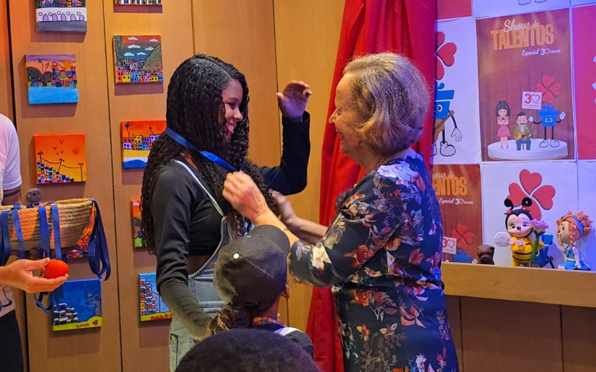 A médica Rosa Célia cumprimenta uma das jovens atendidas pelo projeto - Divulgação