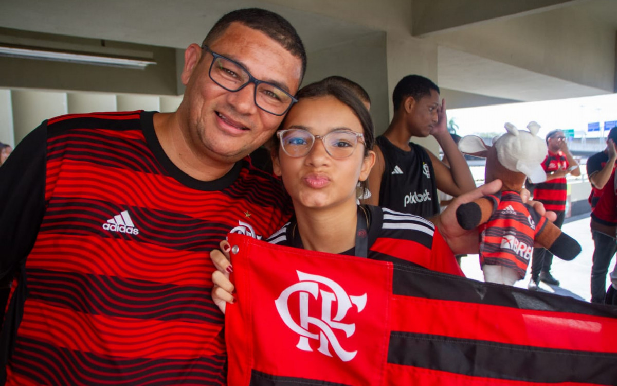 F&aacute; de Lucas Paquet&aacute;, Maria Fernanda foi com o pai, Diego Correia Alves, ao aeroporto para ver a chegada do jogador