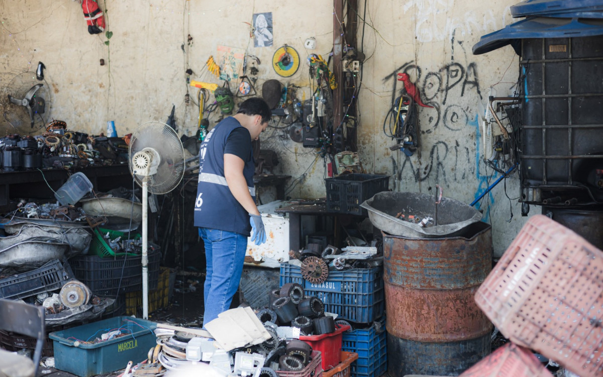 Ferro-velho clandestino em Vigário Geral foi interditado