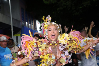 Sabrina Sato se esbalda no último ensaio de rua da Vila Isabel 
