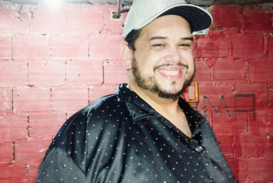 Escola abre desfiles de Niterói com homenagem a Arthur Maia