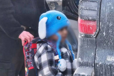 Menino de 5 anos e seu pai retornam a Minnesota após detenção por polícia de imigração de Trump