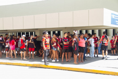 Torcedores do Flamengo fazem a festa por Lucas Paquetá no aeroporto e o veem titular