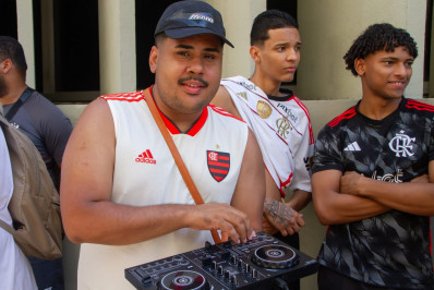 Vídeo: 'AeroPaquetá' tem DJ e torcedoras do Flamengo fazendo 'dancinhas' do jogador