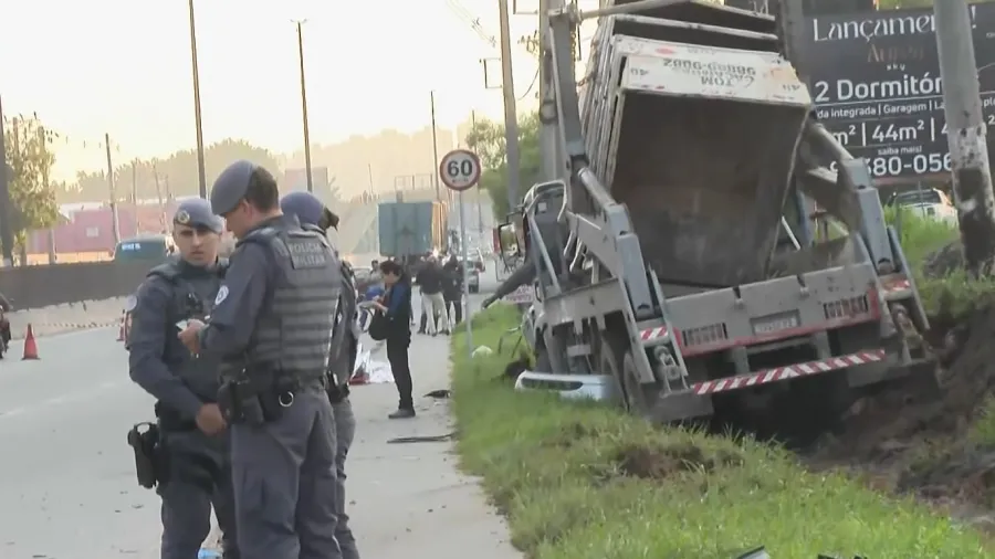 Acidente entre carro e caminhão deixa quatro mortos em SP