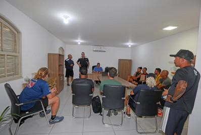 Ordem Pública de Búzios se reúne com trabalhadores de João Fernandes sobre segurança de esportes náuticos