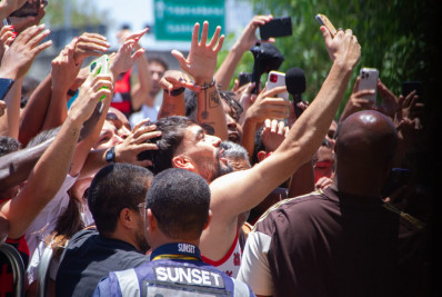 Lucas Paquetá chega ao Rio, se emociona e admite: 'Eu precisava do Flamengo'