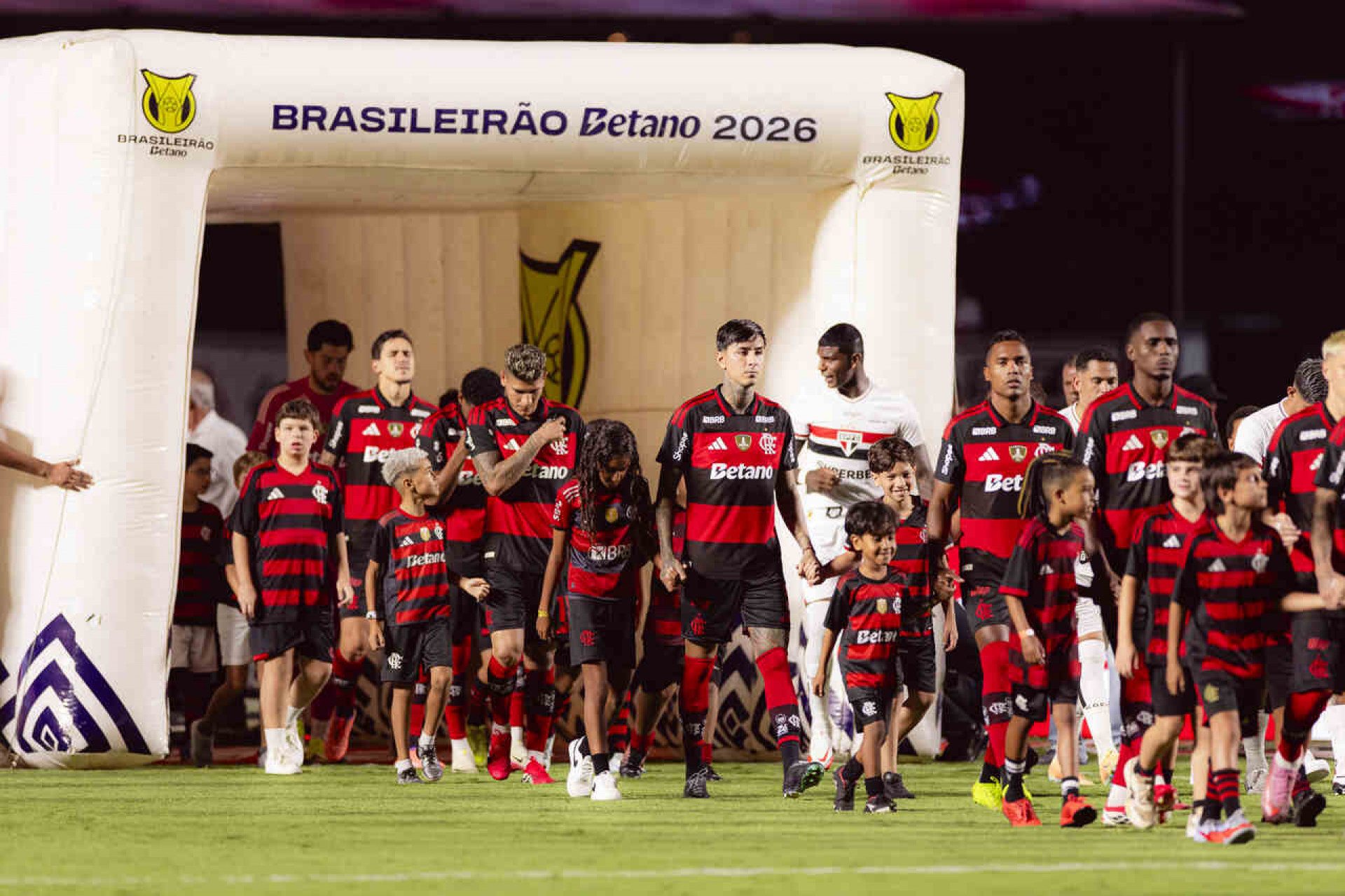 Como fica o elenco do Flamengo com Lucas Paquet&aacute;