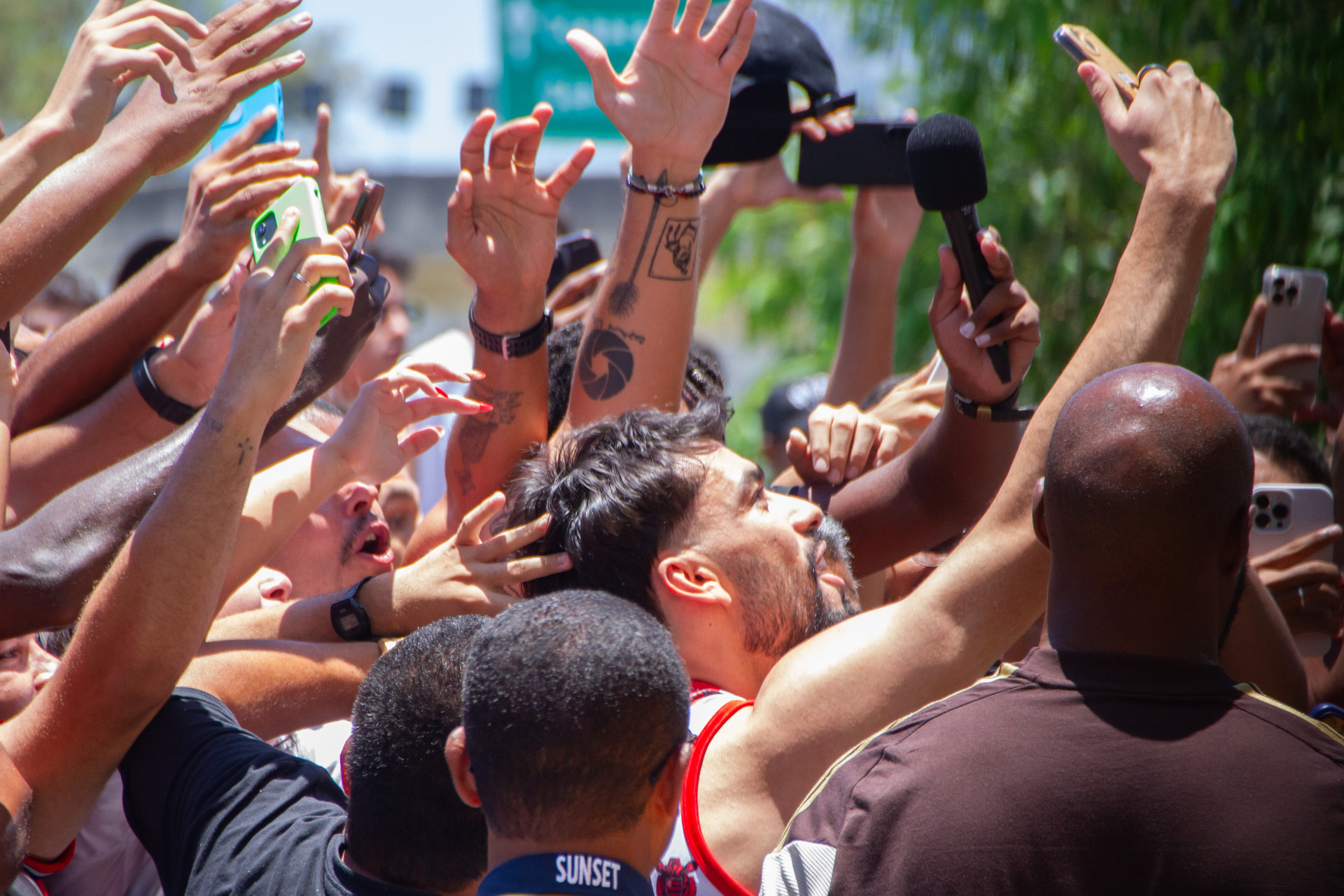 Lucas Paquet&aacute; tirou fotos com celulares de torcedores do Flamengo em sua chegada no Gale&atilde;o - &Eacute;rica Martin / Ag&ecirc;ncia O Dia