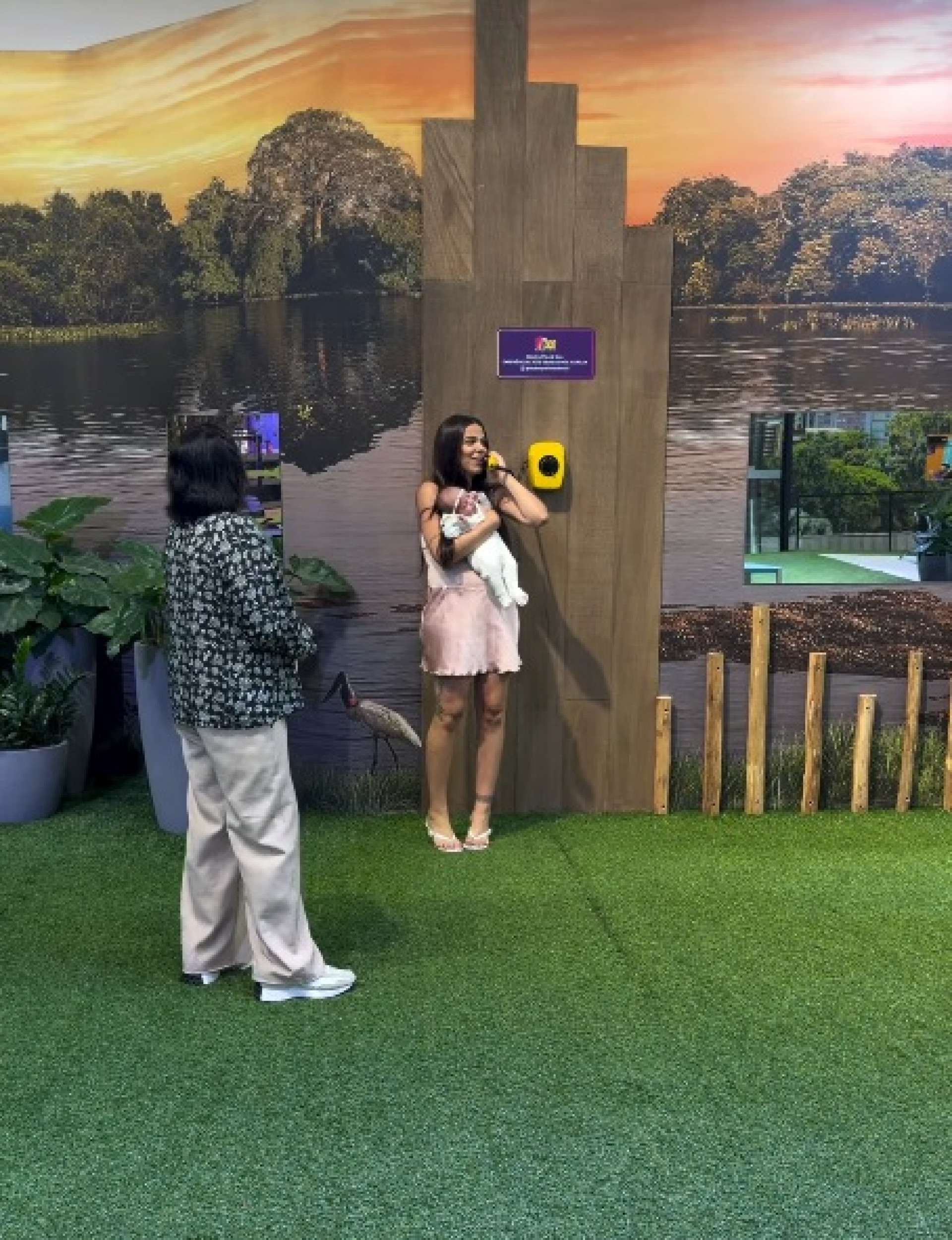 Key Alves e Rosamaria no Big Fone da réplica da casa do BBB - Reprodução / Instagram