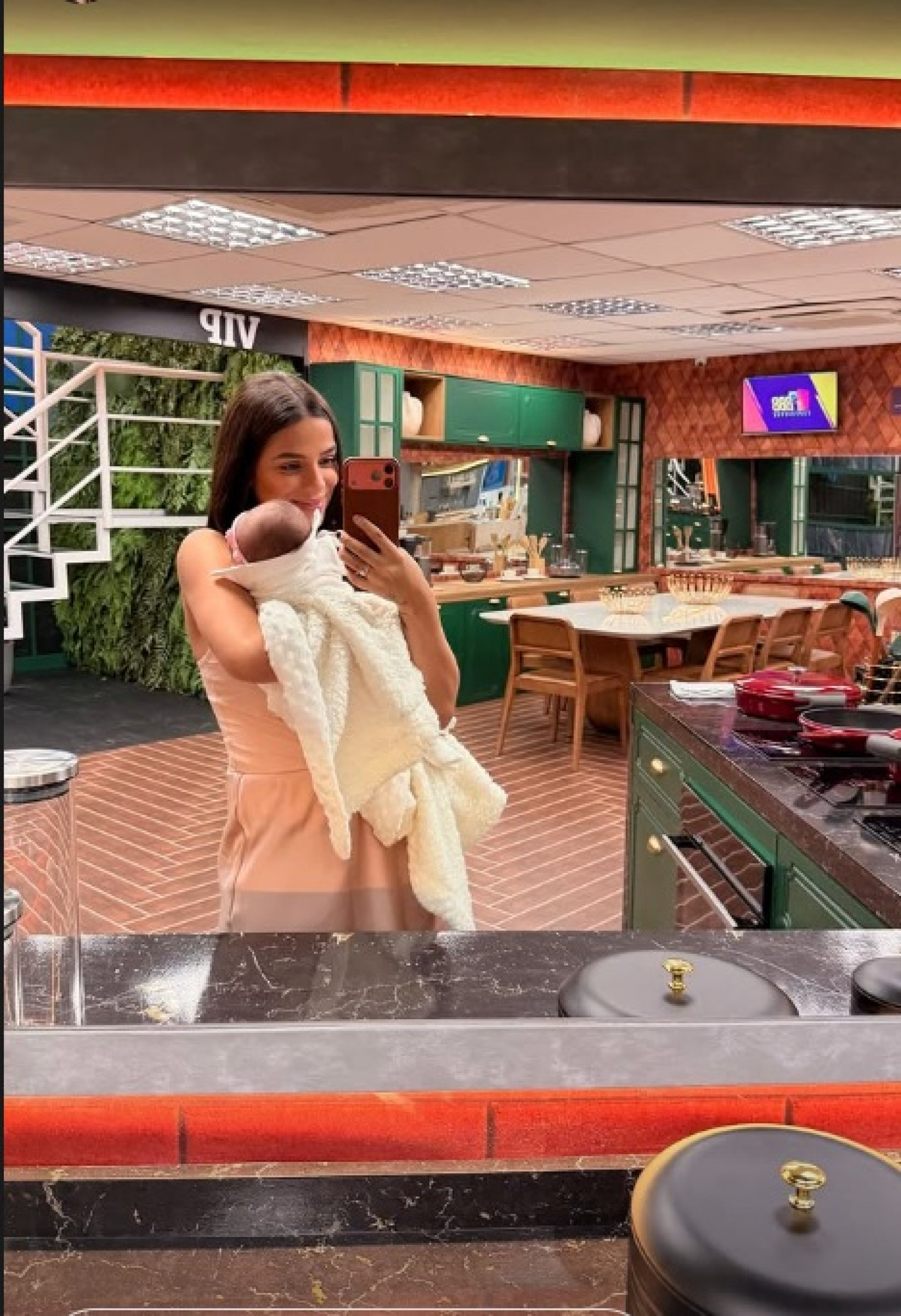 Key Alves e Rosamaria na cozinha da réplica da casa do BBB - Reprodução / Instagram