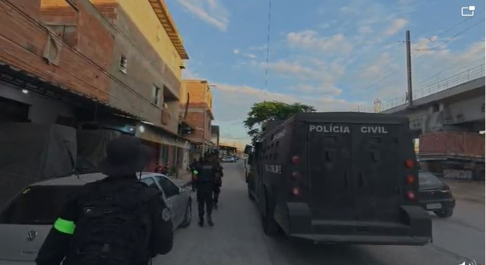 Policiais civis realizam opera&ccedil;&atilde;o em Manguinhos