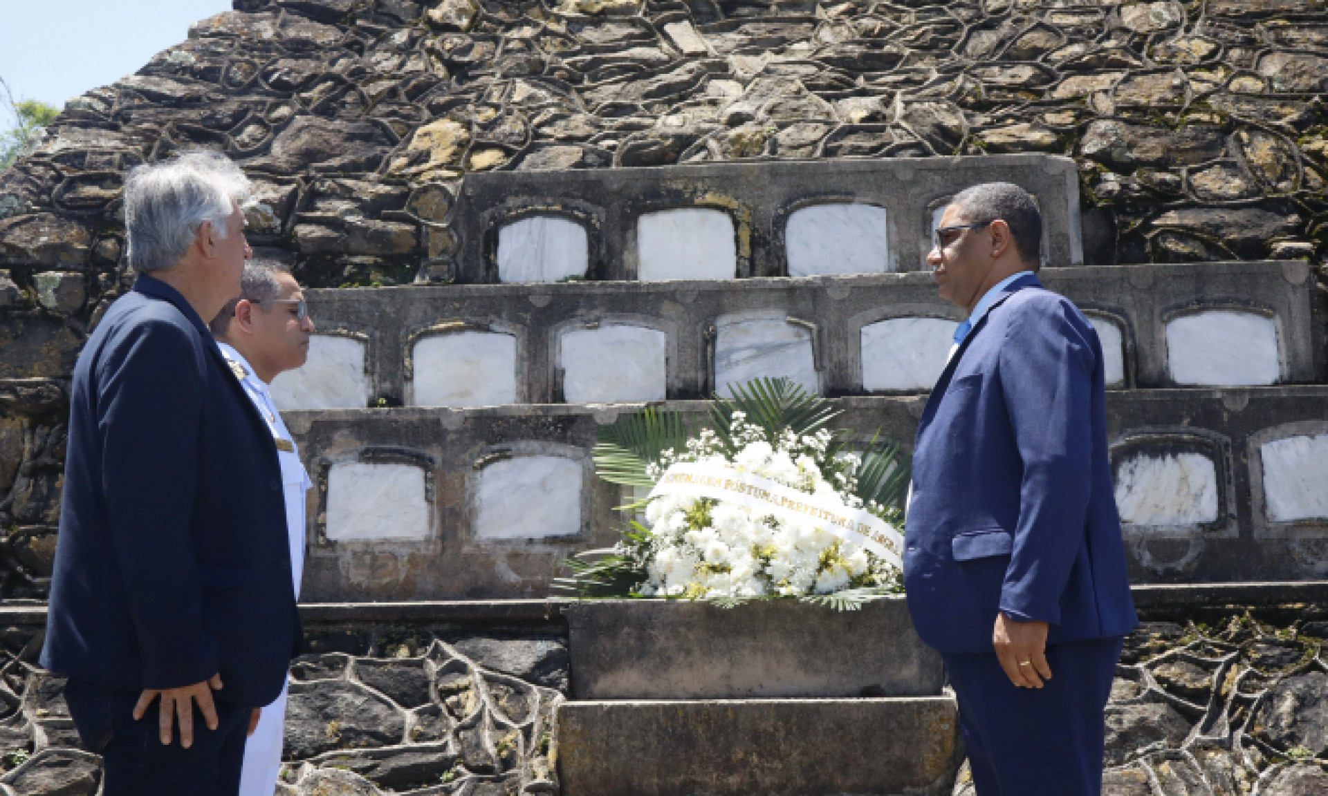 Secret&aacute;rio de Seguran&ccedil;a P&uacute;blica Douglas Barbos (D), representando a deputada estadual C&eacute;lia Jord&atilde;o, Lu&iacute;z Fernando Figueredo (E) na homenagem aos militares mortos - Divulga&ccedil;&atilde;o/PMAR